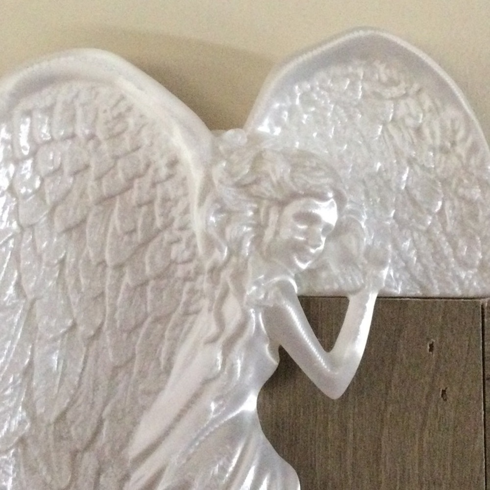 Pearlescent White Angel door frame Decor 3D